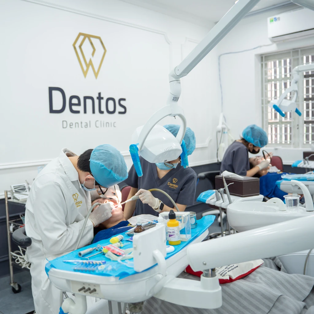 Đội ngũ bác sĩ chuyên khoa II nhiều năm kinh nghiệm trực tiếp điều trị tại Dentos